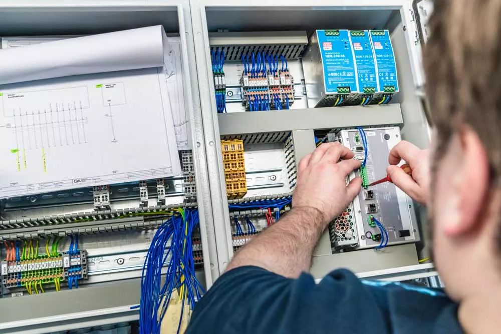 Schaltschrankinstallation bei Quality Automation