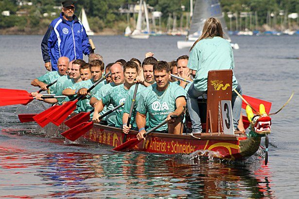 Drachenboot Rennen Team im Boot