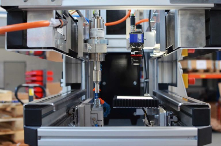 Quality Automation – Success Story – Zuschnittanlage für Papiermaschinenbespannungen mit Steuerung, Antriebstechnik und Vision Applikation von Beckhoff