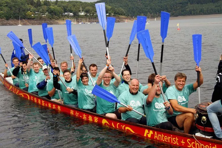 Drachenbootrennen Team am Boot